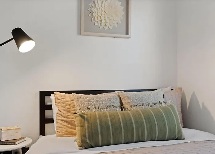Holiday home 4 Bedroom Retreat In The Heart Of *